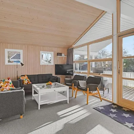 4 Bedroom Nice In Semesterbostad *