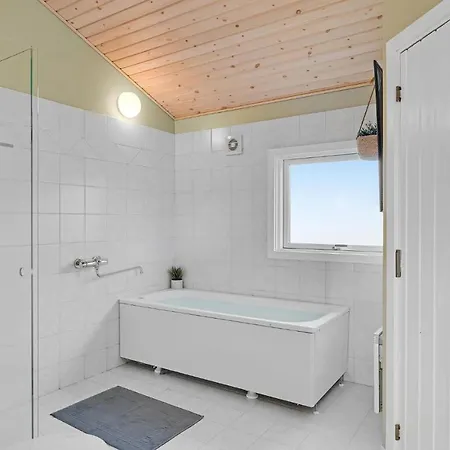 4 Bedroom Nice In Semesterbostad *